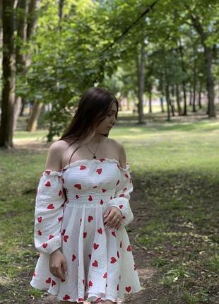 Біла сукня в червоні сердечка 2