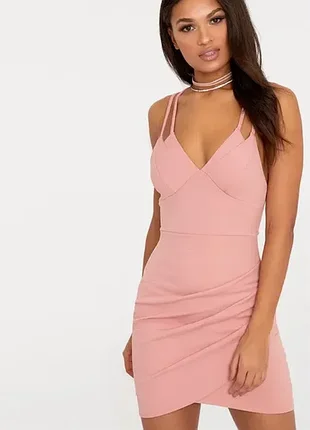 Платье prettylittlething