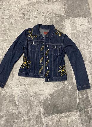 Джинсова куртка жіноча carrera jeans темно-синя з квітковим декором. (original)