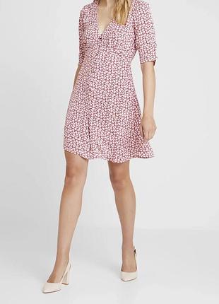 Короткое женское платье allsaints kota scatter dress в красно-белом цвете с мелким цветочным принтом, v-образным декольте и короткими рукавами.