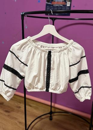 Блузка для дівчинки біла з чорною обробкою