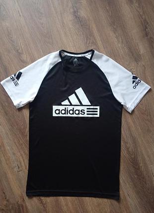 Брендовая футболка adidas.