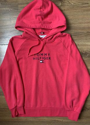 Яскраво-рожеве жіноче худі бренду tommy hilfiger (модель essential / th ess hilfiger hoodie) з вишитим логотипом на грудях та капюшоном на зав'язках.