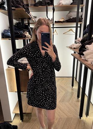 Коротка жіноча сукня mango чорна з абстрактним принтом