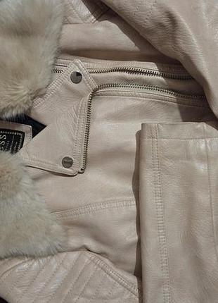 Жіноча куртка-косуха guess пудрового кольору