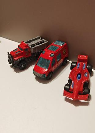 Набір з трьох червоних машинок для хлопчика, одна з них hot wheels, лот з трьох