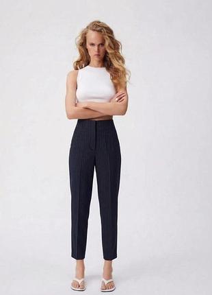 Трендові брюки штани zara популярна модель темно сині в полоску zara pinstriped trousers