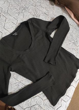 Трикотажный лонг в рубчик с фигурным вырезом
monki s ✅
мелкий рубчик 
котон 95% еластан 5%
на с или хс
длина 48