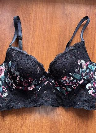 Бюстье, короткий корсет h&m 75b с ярким цветочно-птичьим принтом на черном фоне и широкой кружевной отделкой по низу.