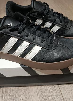 Кеди adidas чорні з білими смужками