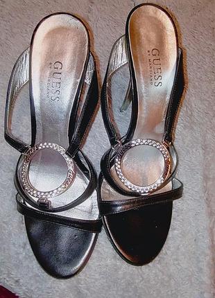 Женские босоножки на каблуке от бренда guess by marciano с круглым декоративным элементом, украшенным стразами 38р.