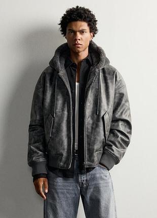 Чоловіча двостороння куртка бомбер з капюшоном та штучним хутром zara