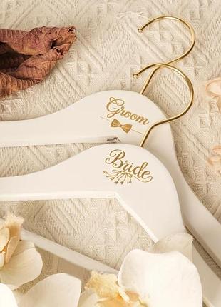 Весільні вішаки bride та groom білі з золотом
