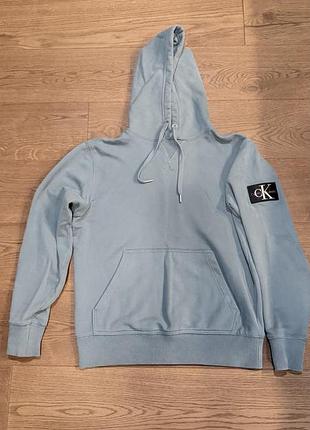 Чоловіче худі calvin klein jeans в кольорі loft blue на живо виглядає яскравіше