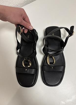 Босоніжки жіночі zara шкіряні чорні з металевим декором