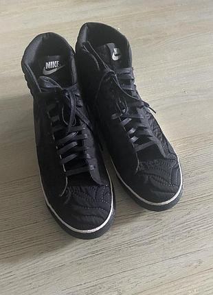 Жіночі кросівки nike blazer mid premium se чорні стьобані 41 розмір (26,5 см)