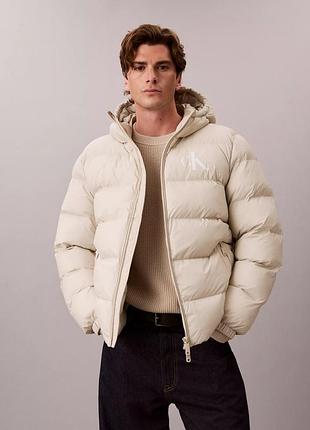 Чоловічий пуховик calvin klein світлий колір