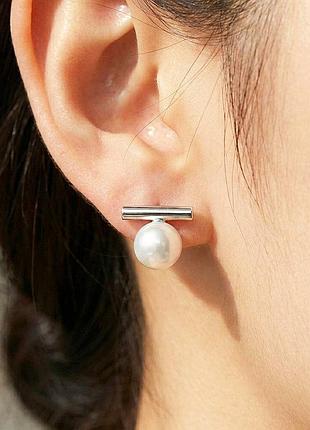Серьги-гвоздики с белой жемчужиной и серебристой планкой