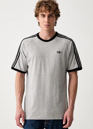 Футболка чоловіча adidas essentials 3-stripes бавовняна сіра