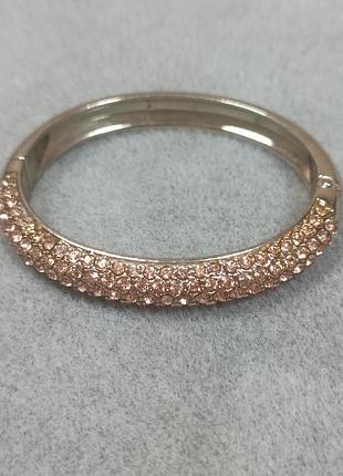 Жорсткий браслет у стилі swarovski stone (рожеве золото / рожеві кристали).