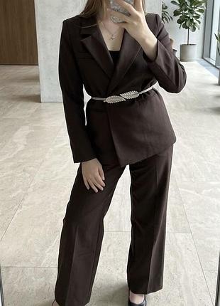 Жіночий брючний костюм двійка шоколадного кольору з поясом
