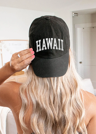 Темно синя бейсболка кепка жіноча з вишитим білим написом «hawaii» регульована одностатева бейсболка з вишивкою