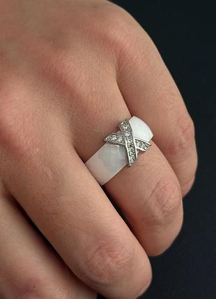Жіноча біла керамічна каблучка з гранями та блискучим хрестиком