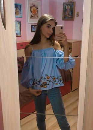 Блуза з вишивкою та пишними рукавами