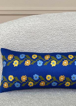 Подушка для дивану 50х24 см ряди квітів на синьому фоні