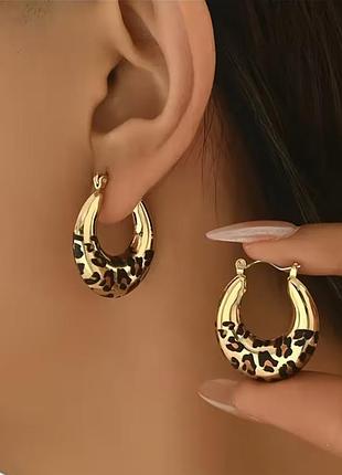 Серьги кольца женские с леопардовым принтом золотистые 2.5 см