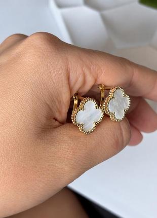 Сережки «конюшина» у стилі van cleef з білою емаллю, нержавіюча сталь, колір лимонне золото, англійська застібка