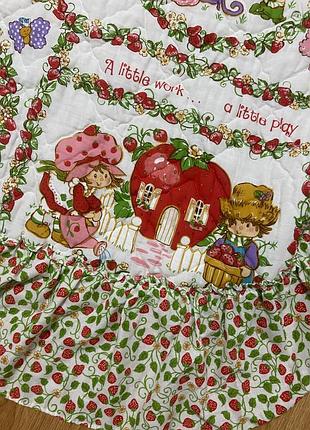 Покривало або стьобана ковдра (quilt) із зображенням персонажів полунички (strawberry shortcake) від компанії american greetings з 1980-х років.