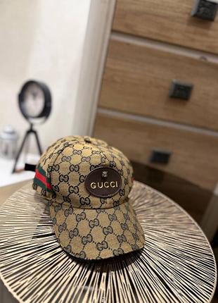 Кепка від бренду gucci