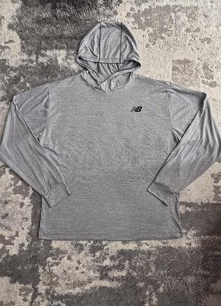 Чоловічий спортивний лонгслів new balance сірий з капюшоном nb dry m