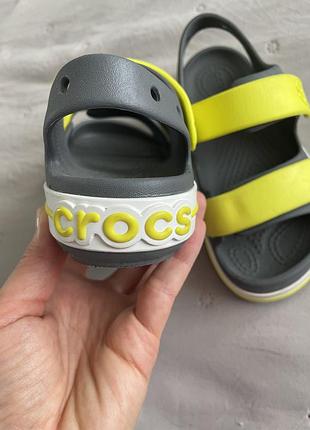 Босоніжки та сандалі crocs сіро-жовті