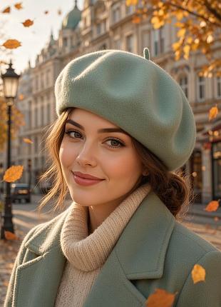 Берет на жінку з вовни, на осінь та весну.