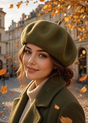 Берет из шерсти на женщину, осень и весну.