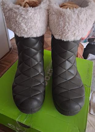 Чоботи crocs super molded cuffed puff boot (також відомі як crocs quilted fur trim).