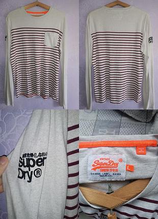 Мужской лонгслив superdry orange label vintage в горизонтальную бордовую полоску на сером фоне.