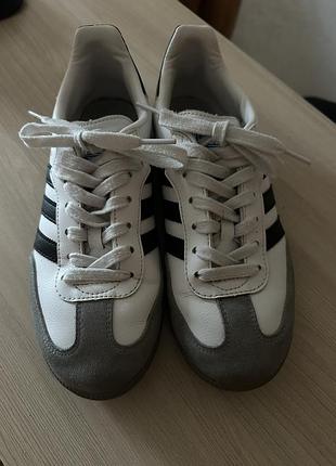Кросівки жіночі adidas біло-чорні, довжина устілки 25,5 см