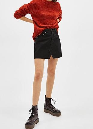 Джинсовая черная юбка мини bershka (s / m) / черная джинсовая юбка с необработанным краем