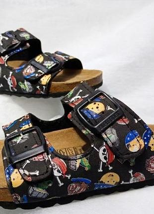Детские сандалии (шлепанцы) бренда supersoft от немецкой компании indigo schuhe gmbh, украшенные ярким пистским принтом. размер 28, вьетнам