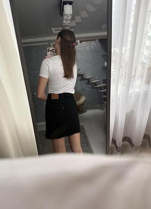 Чорна джинсова спідниця levis 5