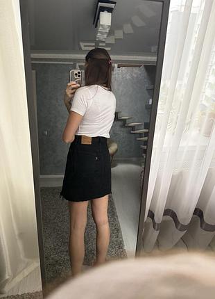 Чорна джинсова спідниця levis 4