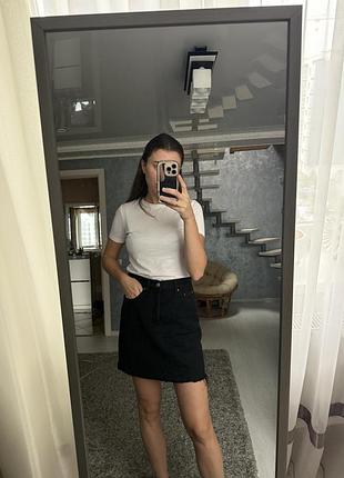 Чорна джинсова спідниця levis