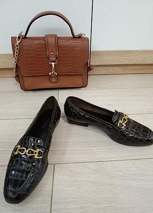 Жіночі шкіряні лофери бренду hush puppies темно-шоколадного кольору, із тисненням під крокодилячу шкіру та золотистою металевою пряжкою-трензелем