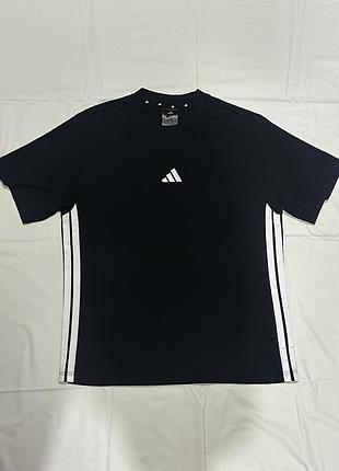 Чоловіча футболка adidas чорна з білими смугами, розмір m