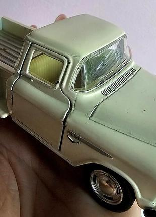 Металева іграшкова модель пікапа chevrolet chevy stepside pick-up 1955 у масштабі 1:32 (артикул kt5330w) від виробника kinsmart