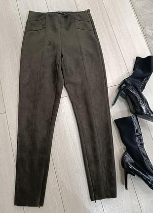 Штани від бренду zara. матеріал: штучна замша з м'якою текстурою. колір: темний хакі / оливковий. висока посадка