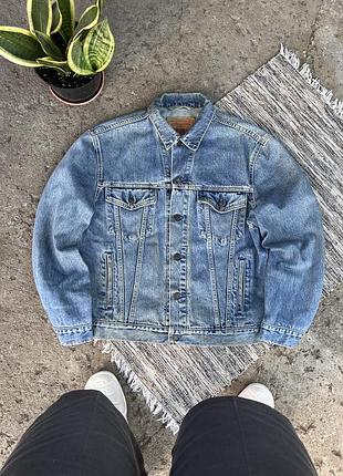 Вінтажна синя джинсова куртка levi’s irregular в потертому стилі вільного крою